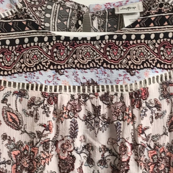 DayTrip Boho Inspired Floral Top - Picture 2 of 8